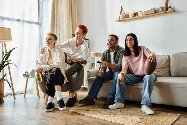 Groupe diversifié de personnes assises sur un canapé dans un salon confortable, socialiser et profiter de l'autre compagnie. — Photo de stock