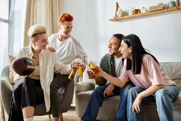 Groupe diversifié aime la bière sur le canapé. — Photo de stock