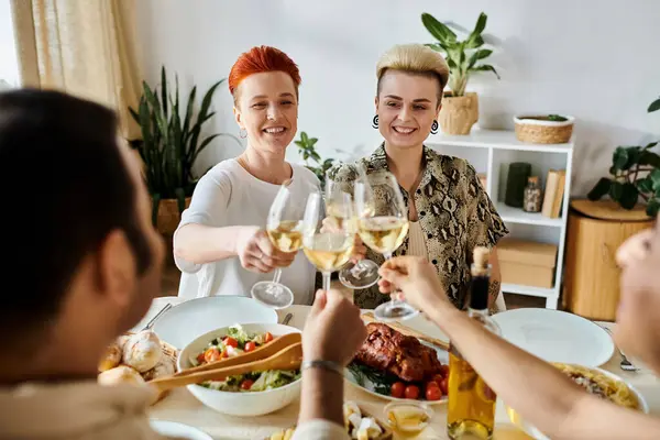 Grupo diverso de amigos que gostam de vinho juntos em uma mesa de jantar. — Fotografia de Stock