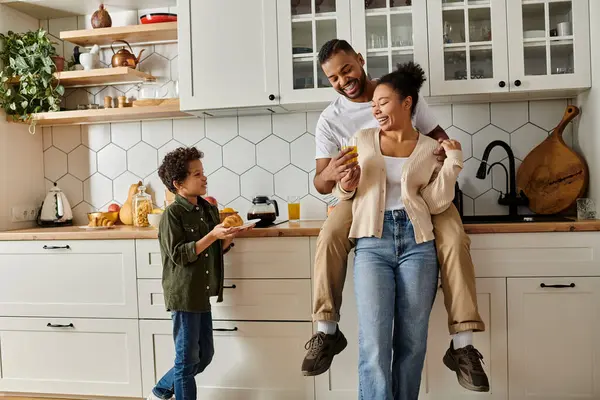 African american family in a cozy kitchen setting. — Stock Photo