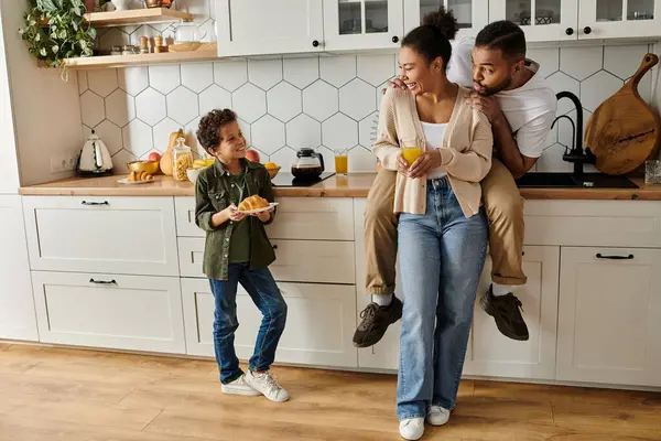 African american family bonding in a kitchen. — Stock Photo