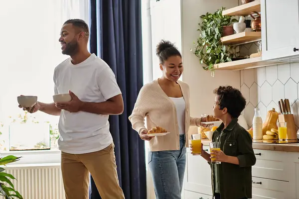 Vinculación familiar afroamericana y socialización en la cocina. - foto de stock