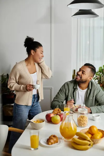 Un uomo e una donna che si godono un appuntamento a cena pieno di amore e gioia. — Foto stock