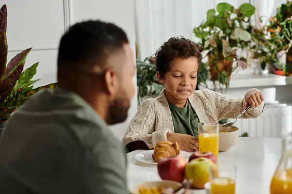 Homme et femme, Afro-Américain, savourant le petit déjeuner ensemble à table. — Photo de stock