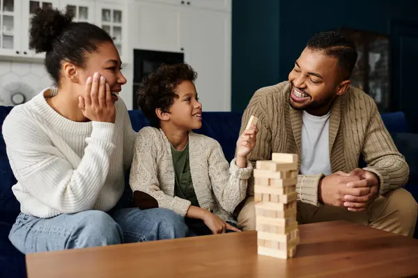Eine liebevolle afroamerikanische Familie spielt mit Klötzen auf der Couch. — Stockfoto