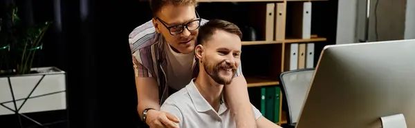 Zwei Männer in Freizeitkleidung greifen zu einem Computerbildschirm. — Stockfoto