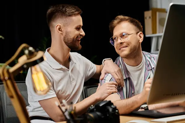 Zwei Männer in kuscheliger Kleidung arbeiten im Büro am Laptop. — Stockfoto