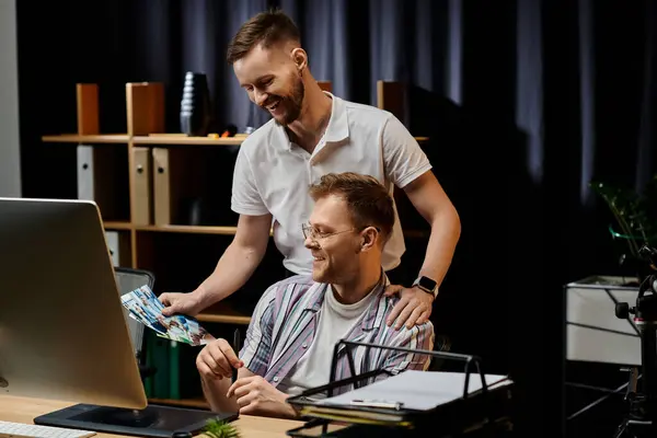 Zwei liebevolle Männer konzentrierten sich auf Laptop-Aufgaben — Stockfoto