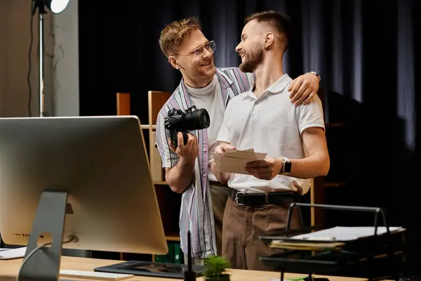 Zwei Männer arbeiten an Computerprojekten in modernen Büroräumen. — Stockfoto