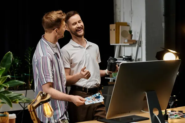 Zwei Männer in Freizeitkleidung kollaborieren vor einem digitalen Bildschirm. — Stockfoto