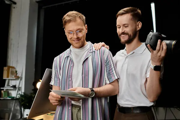 Deux hommes en tenue de bureau se tiennent près, interagissant joyeusement. — Stock Photo