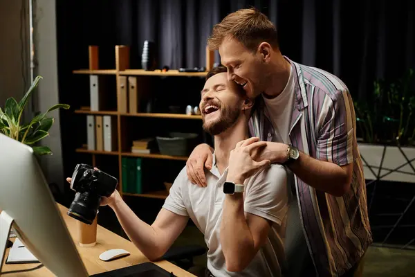 Zwei stilvolle Männer arbeiten in modernen Büroräumen zusammen. — Stockfoto