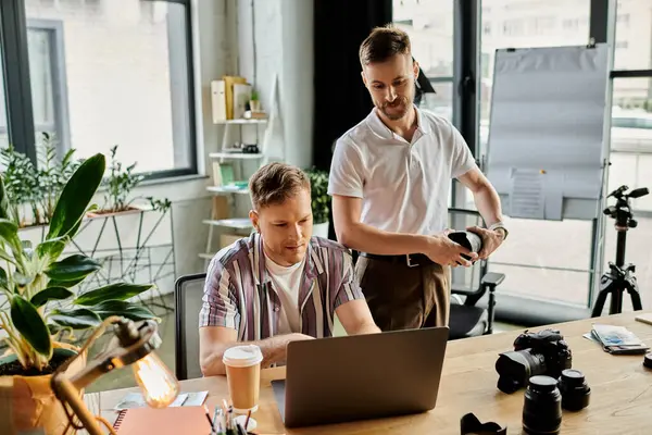 Dois homens em trajes de escritório trabalhando juntos em um laptop. — Fotografia de Stock