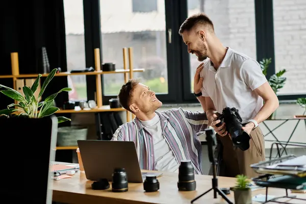 Два любящих мужчины смотрят друг на друга с камерой в руке. — Stock Photo