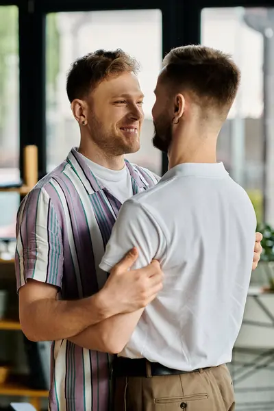 Due uomini in abiti puliti in piedi fianco a fianco. — Foto stock