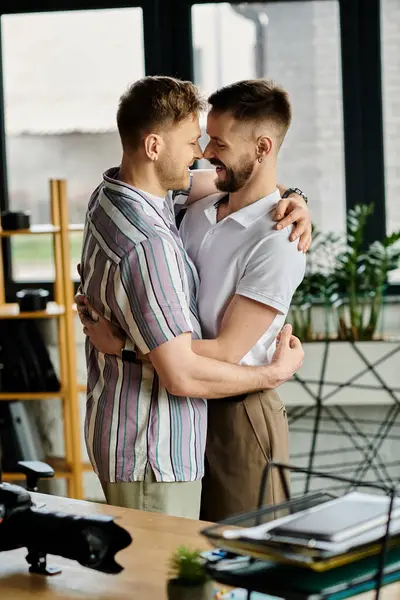 Zwei Männer in Bürokleidung umarmen sich herzlich. — Stockfoto