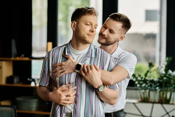 Two men in casual attire stand together, exuding a sense of partnership and camaraderie. — Stock Photo