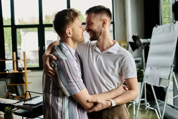 Zwei Männer in legerer Kleidung, die mit einem Gefühl der Einheit und Kameradschaft nebeneinander stehen. — Stockfoto