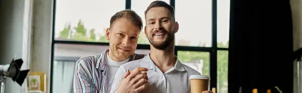 Dois homens de traje casual estão lado a lado, exalando felicidade e camaradagem em um ambiente de trabalho. — Fotografia de Stock