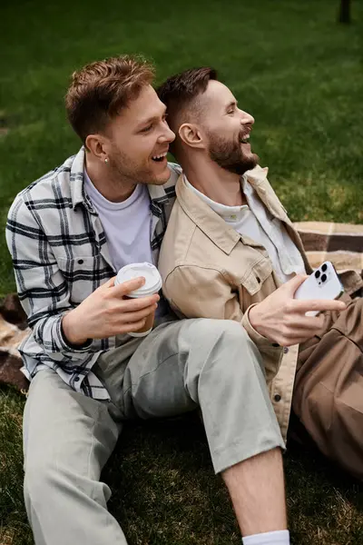 Two men in a grassy field, enjoying each others company. — Stock Photo