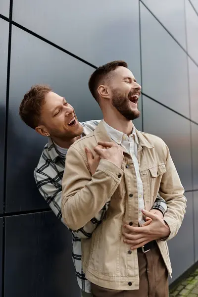 Dois homens em pé perto de um edifício moderno. — Fotografia de Stock