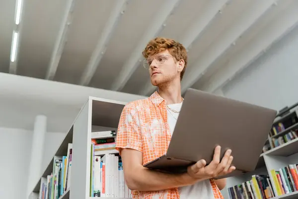 A man standing in front of a laptop computer. — Stock Photo