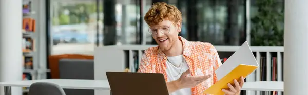 Man absorbed in laptop work. — Stock Photo