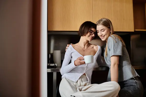Dois jovens amantes lésbicas desfrutar de café da manhã em uma cozinha acolhedora hotel — Fotografia de Stock