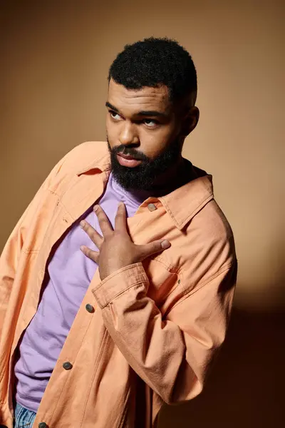 Homem elegante com barba em trajes de moda posa com confiança. — Fotografia de Stock