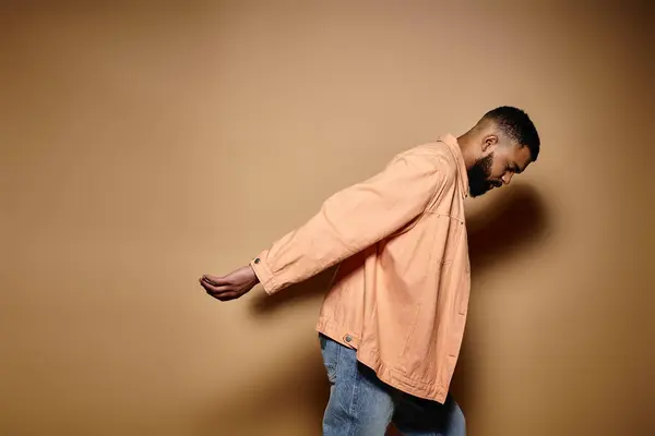 An African American man strikes a fashionable pose against a vibrant backdrop. — Stock Photo