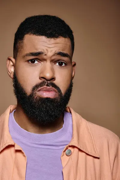 A close-up of a fashionable African American man with a beard on a vibrant backdrop. — Stock Photo