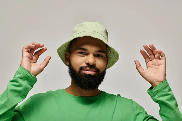 Schöner afroamerikanischer Mann mit Bart trägt trendigen grünen Hut. — Stockfoto