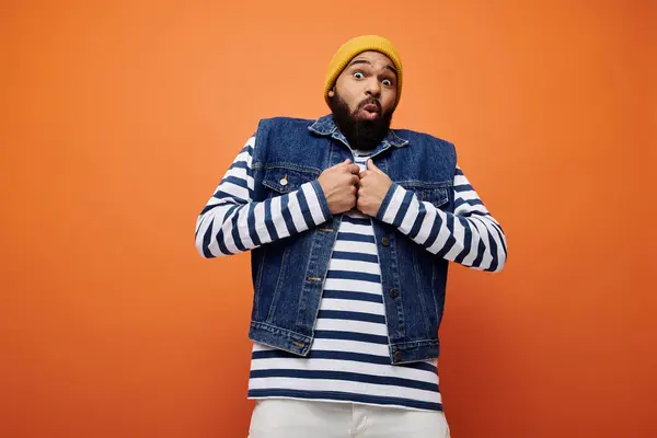 Handsome African American man in a trendy denim vest on a vibrant backdrop. — Stock Photo