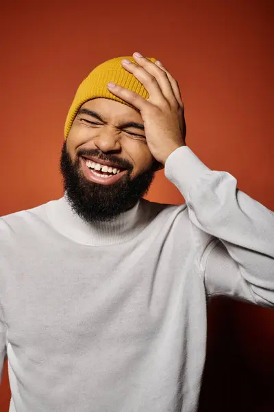 Stylish African American man with a beard wearing a vibrant yellow hat. — Stock Photo