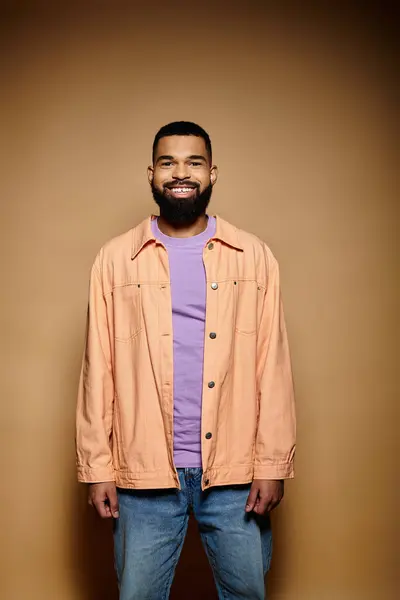 Bearded man striking a pose against a vivid backdrop. — Stock Photo