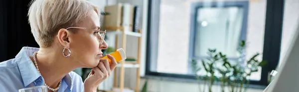 Una donna d'affari di mezza età con i capelli corti, che lavora durante la menopausa — Foto stock