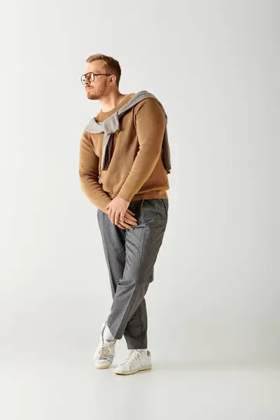Handsome man posing confidently in fashionable attire. — Stock Photo