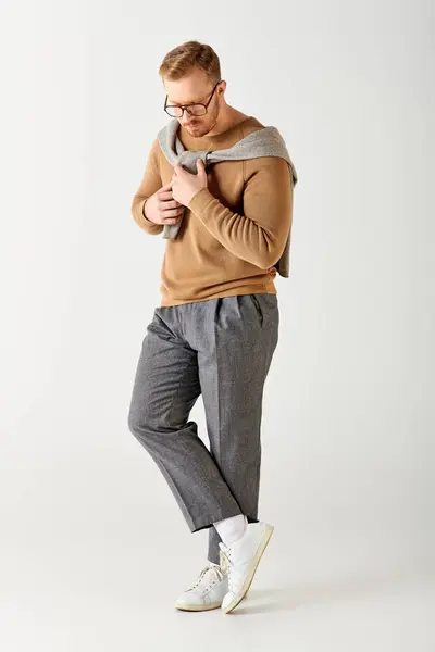 Ein gutaussehender Mann im braunen Pullover. — Stockfoto