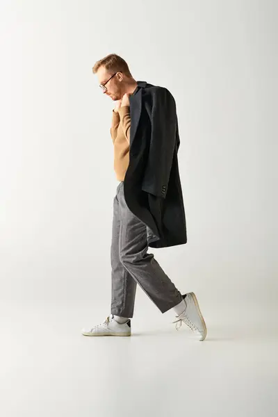A stylish man in a black jacket is confidently walking. — Stock Photo