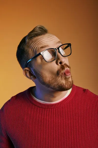 Ein stilvoller Mann mit Brille und rotem Pullover posiert selbstbewusst. — Stockfoto