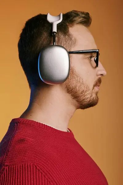 Stylish man in headphones enjoying music. — Stock Photo