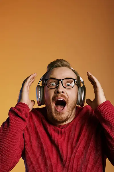 Стильний чоловік у навушниках виглядає здивованим. — Stock Photo