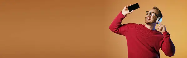 Handsome man in stylish attire actively engaged in a phone conversation. — Stock Photo
