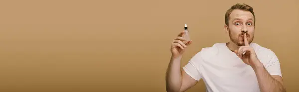 Man grimaces while holding serum. — Stock Photo
