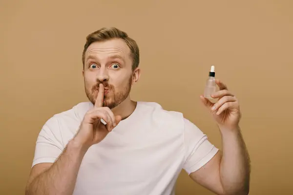 Man grimacing while holding serum. — Stock Photo