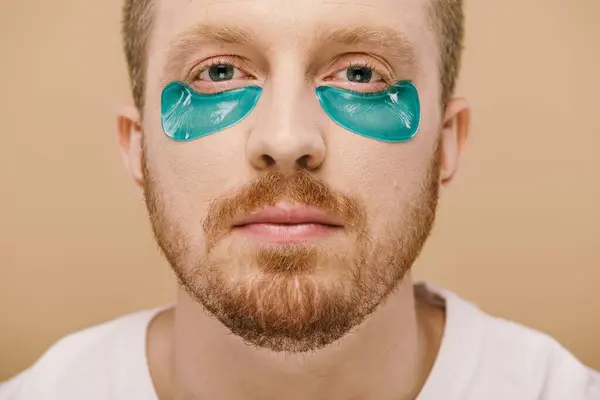 Un homme élégant portant des bandeaux bleus sur les yeux. — Photo de stock