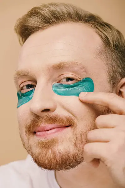 A stylish man with a eyepatches. — Stock Photo