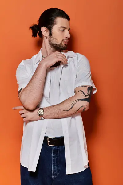 A stylish Caucasian man proudly displays a captivating tattoo on his arm. — Stock Photo
