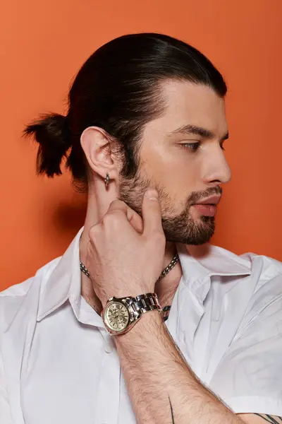 Uomo caucasico in abiti alla moda, in mostra un orologio elegante al polso. — Foto stock
