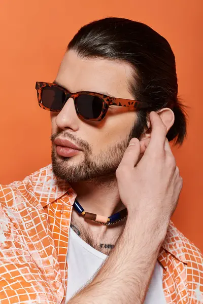 Caucasian man with a beard looking cool in trendy sunglasses. — Stock Photo